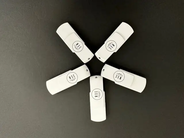 Białe pendrive’y z logo