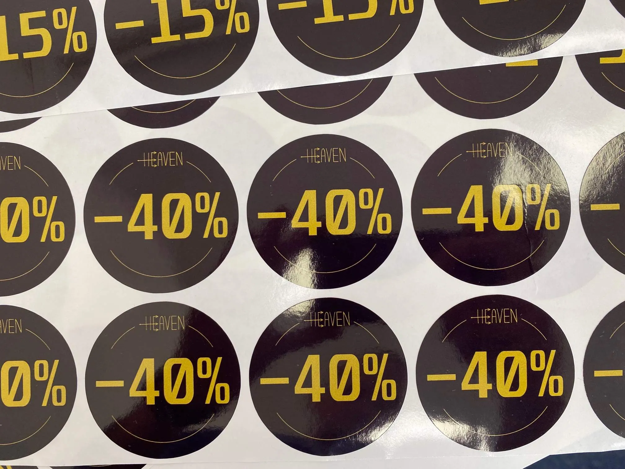 Okrągłe naklejki promocyjne -40% na arkuszu