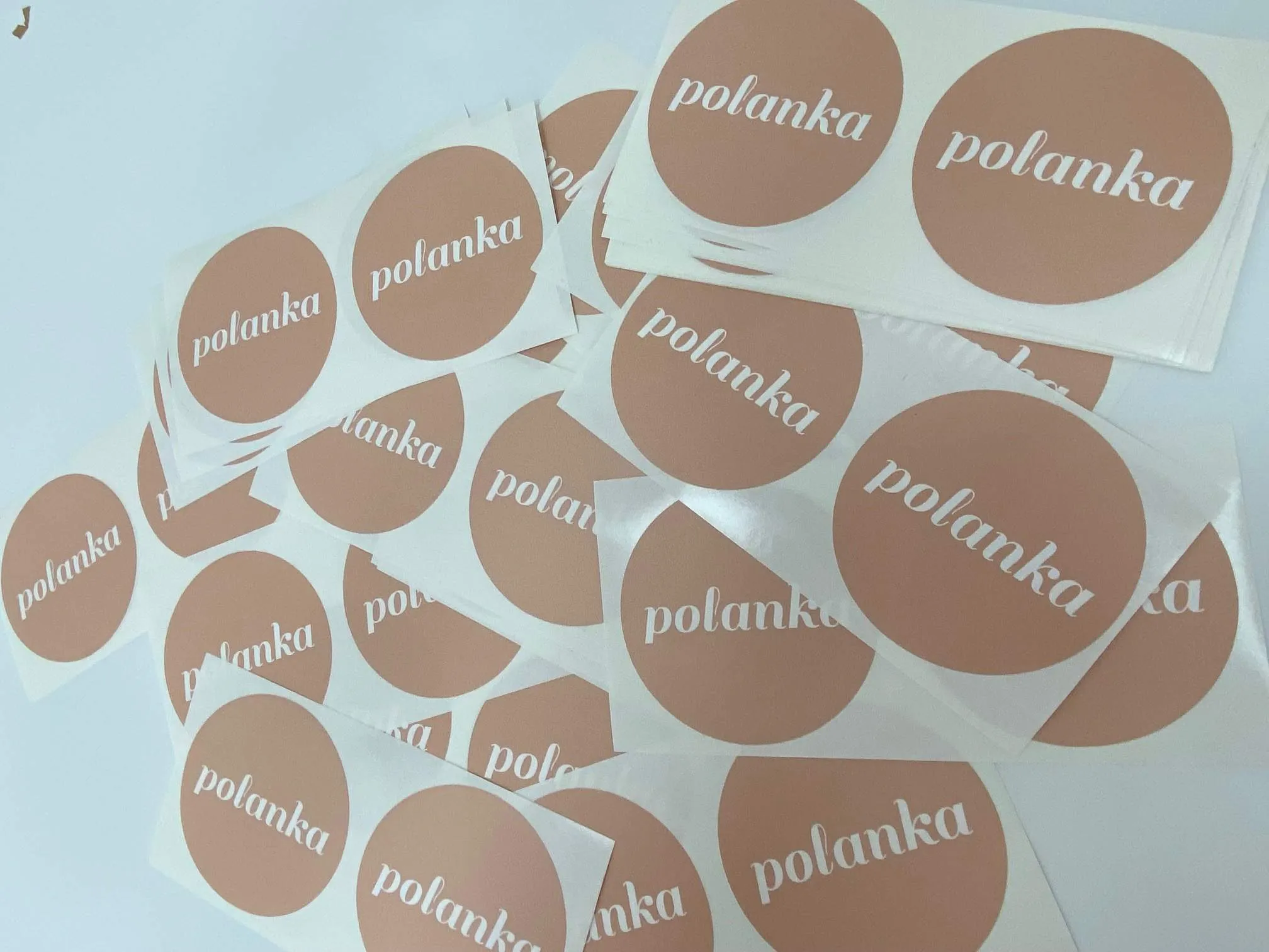 Okrągłe naklejki z logo marki