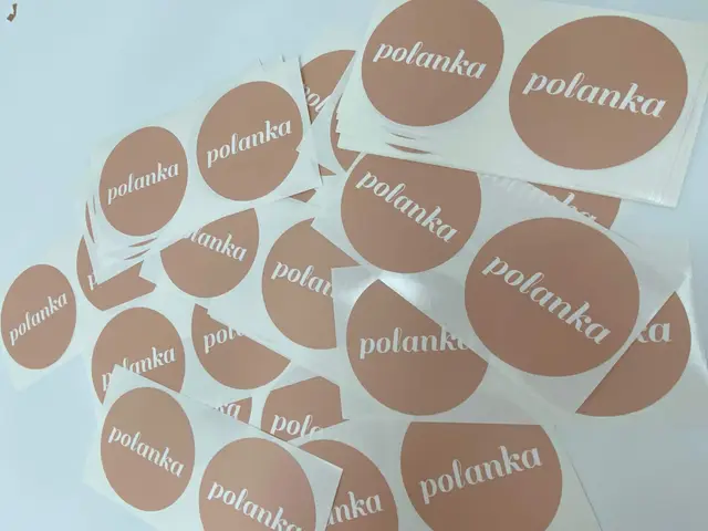 Okrągłe naklejki z logo marki