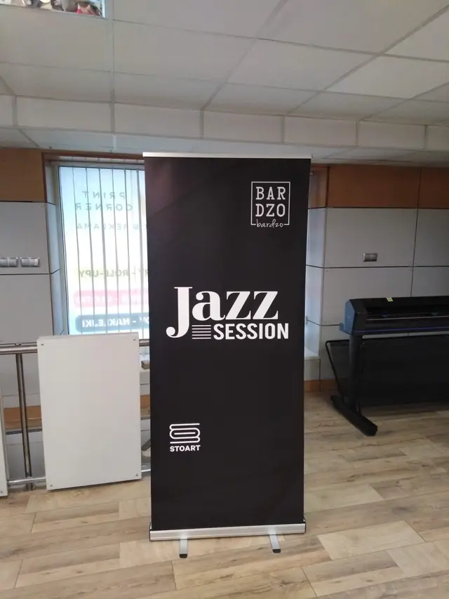 Roll-up z grafiką Jazz Session rozstawiony w pracowni