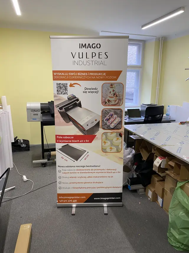 Roll-up firmy przemysłowej obok maszyn drukarskich