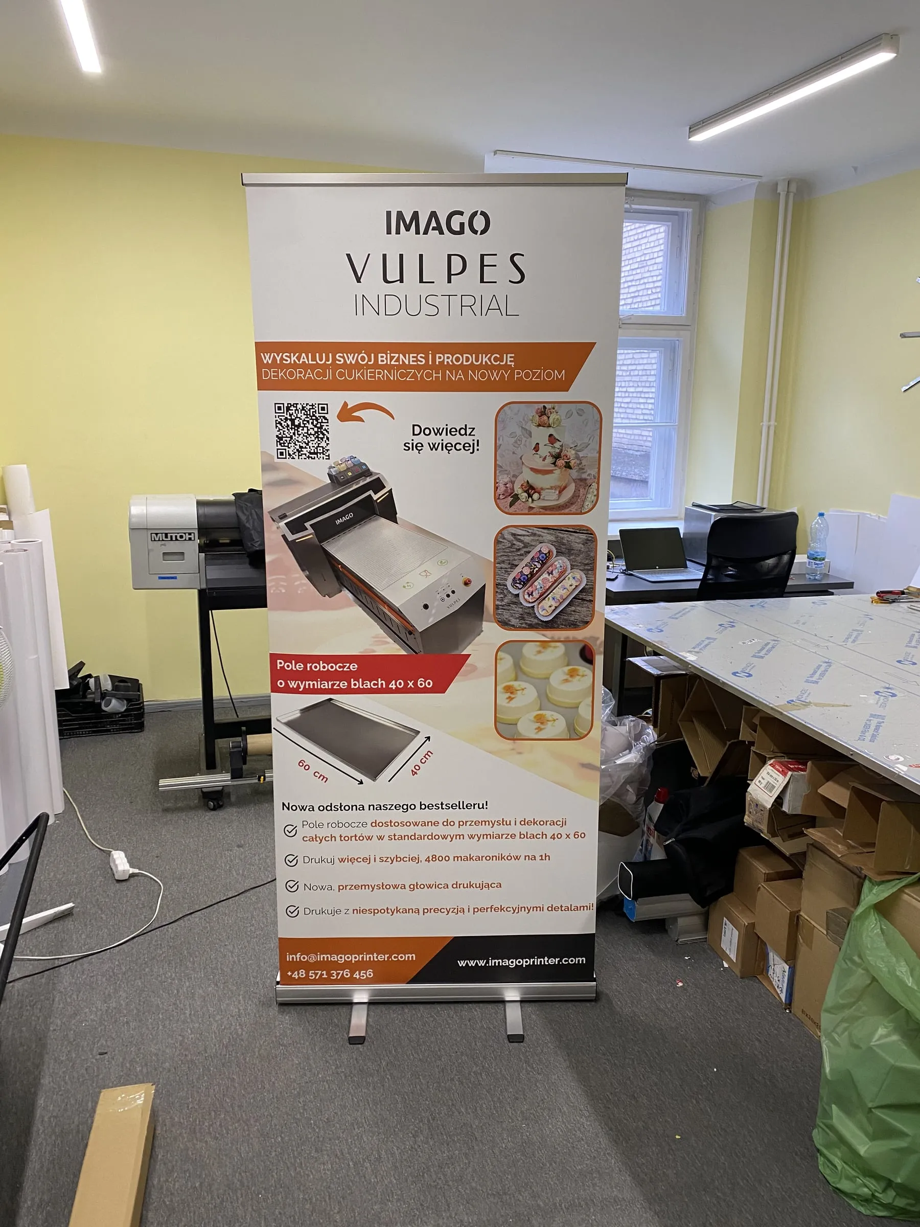 Roll-up firmy przemysłowej obok maszyn drukarskich